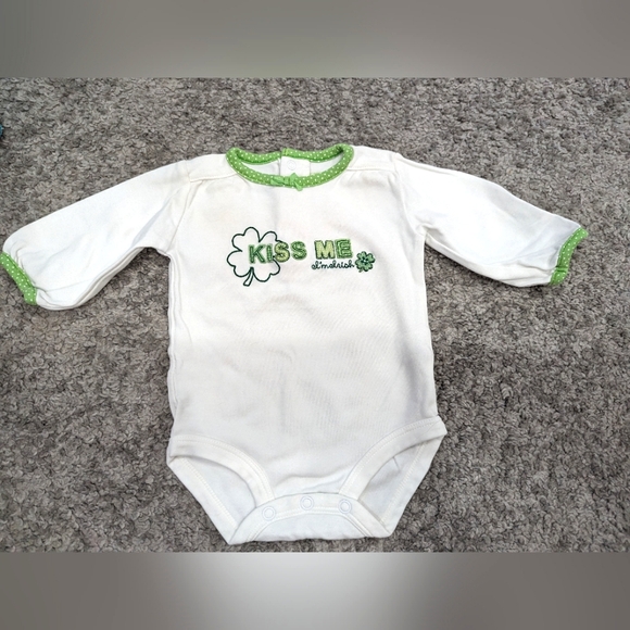 6/$22. 🍀 Kiss me, I'm Irish onesie. Long sleeve. Gender neutral - Picture 1 of 3